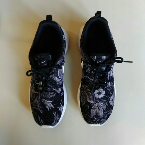 🎇HOST PICK🎇 Nike Rocherun Print CoolGrey floral - Picture 2 of 8